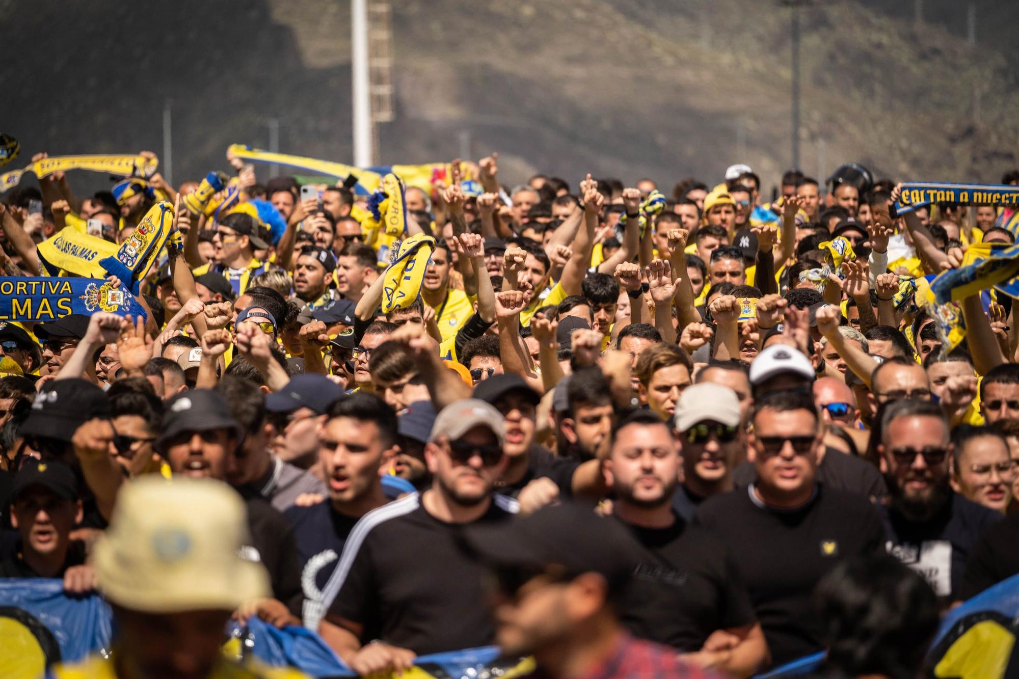 Los aficionados de la UD Las Palmas se dirigen al Heliodoro