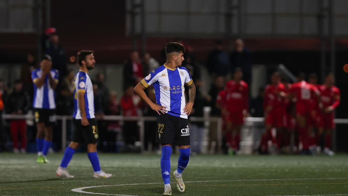 Los jugadores del Hércules, en el centro del campo, lamentan el gol encajado en la primera parte.