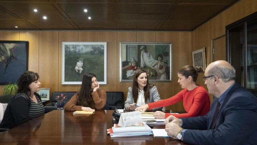 Las representantes del AMPA de Alcañices, reunidas con la delegada territorial, Clara San Damián.