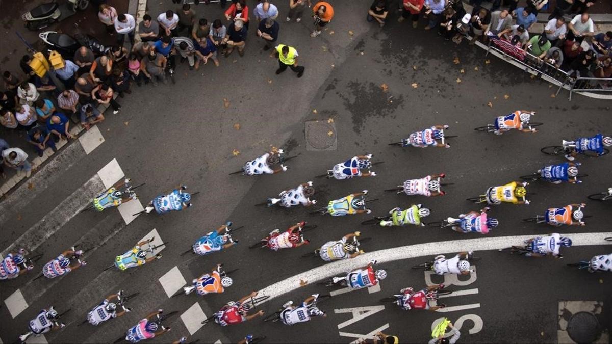 Una imagen de archivo del paso de los ciclistas por Barcelona en el Tour de Francia