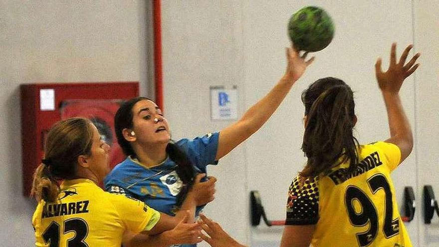 Odile disputa un balón en el partido ante el Lanzarote.