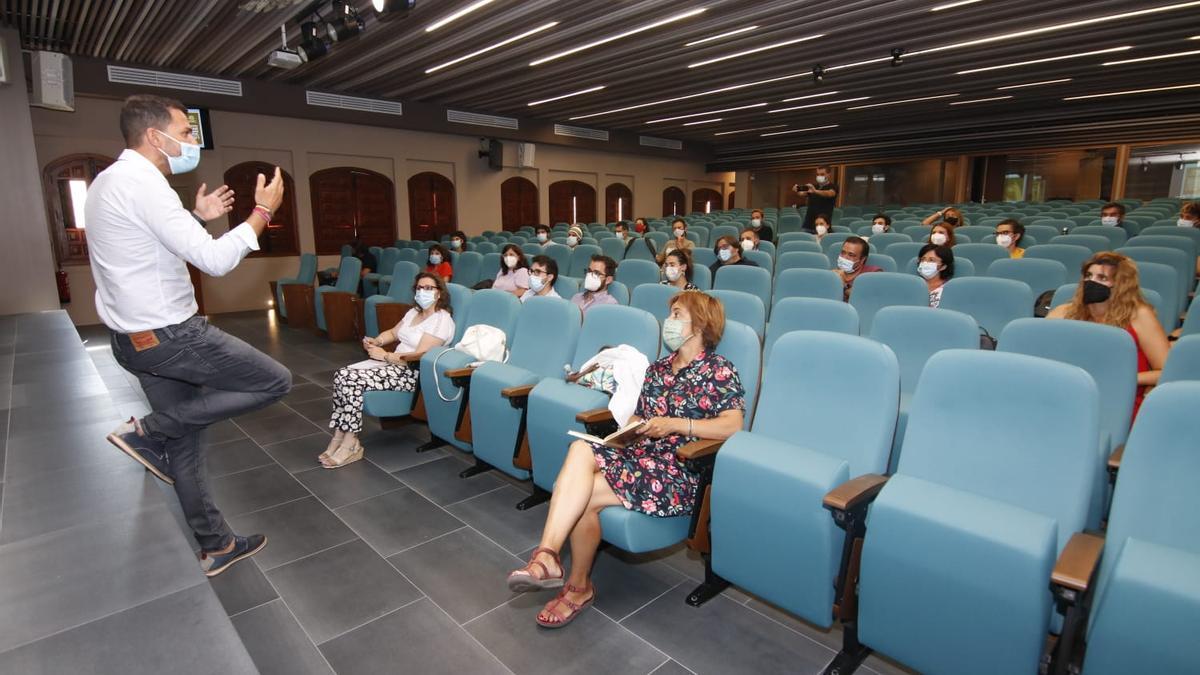 Álvaro Sánchez Cotrina con los proyectos emprendedores en Cáceres