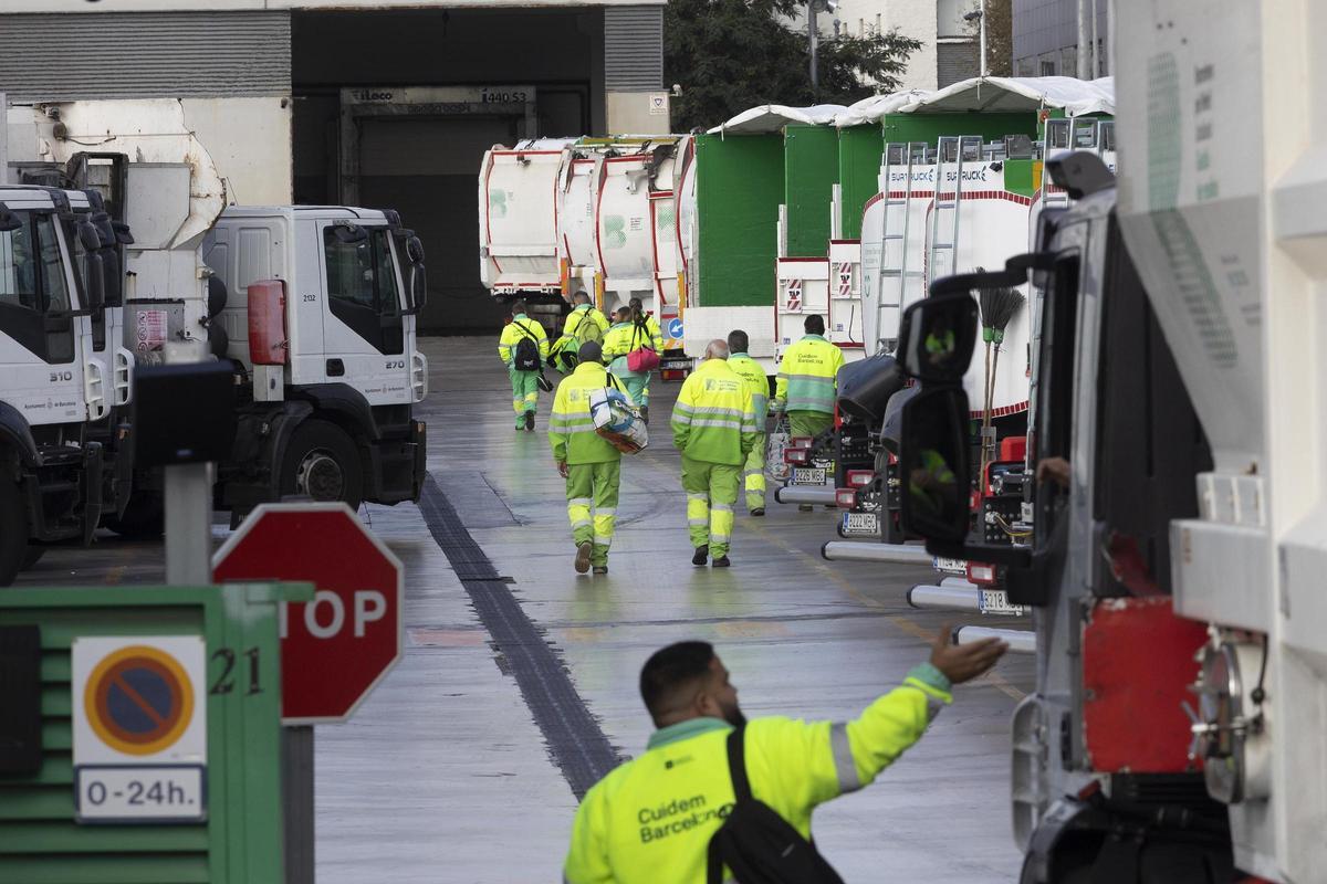 Trabajadores en un centro de trabajo del servicio de limpieza de Barcelona. Trabajadores en un centro de trabajo del servicio de limpieza de Barcelona.