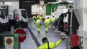 Trabajadores en un centro de trabajo del servicio de limpieza de Barcelona.