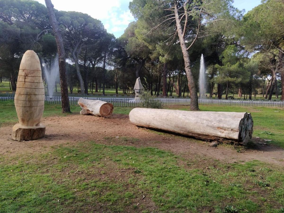 Escultura-casa de abejas, que se pintará de azul y se colocará en un agujero del terreno.