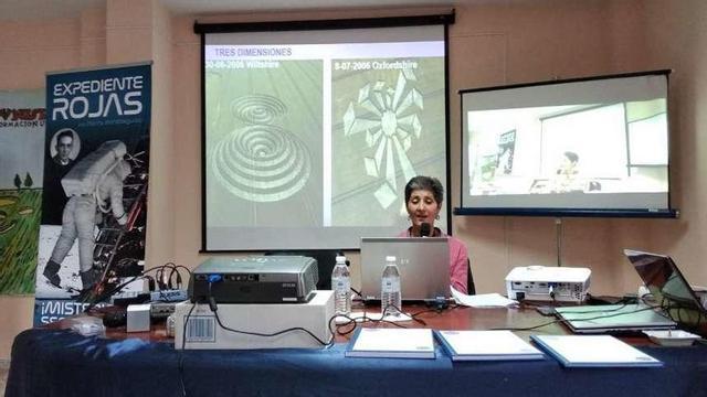 Diferentes momentos del encuentro de ufología.