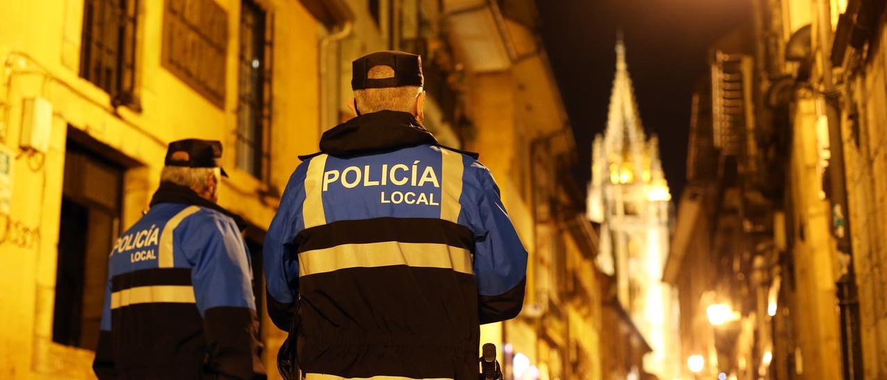 Agentes de la Policía Local de Oviedo en el Antiguo.