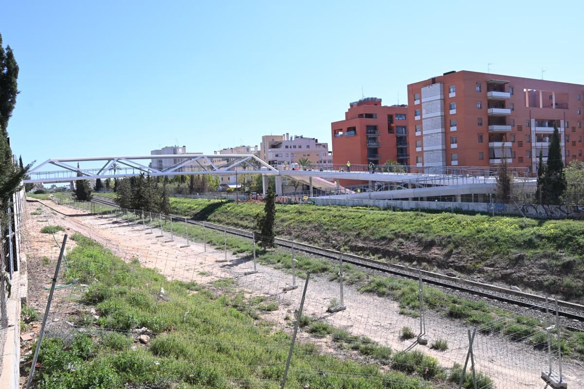 Las obras continúan en la pasarela de Altabix en Elche tras las lluvias de las útlimas semanas