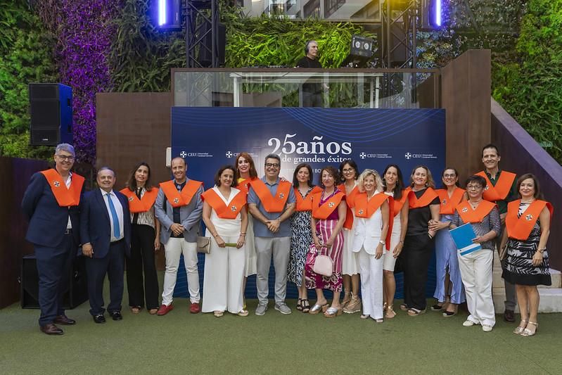 El CEU de Elche celebra las Bodas de Plata de las promociones 1998-1999 y 1999-2000