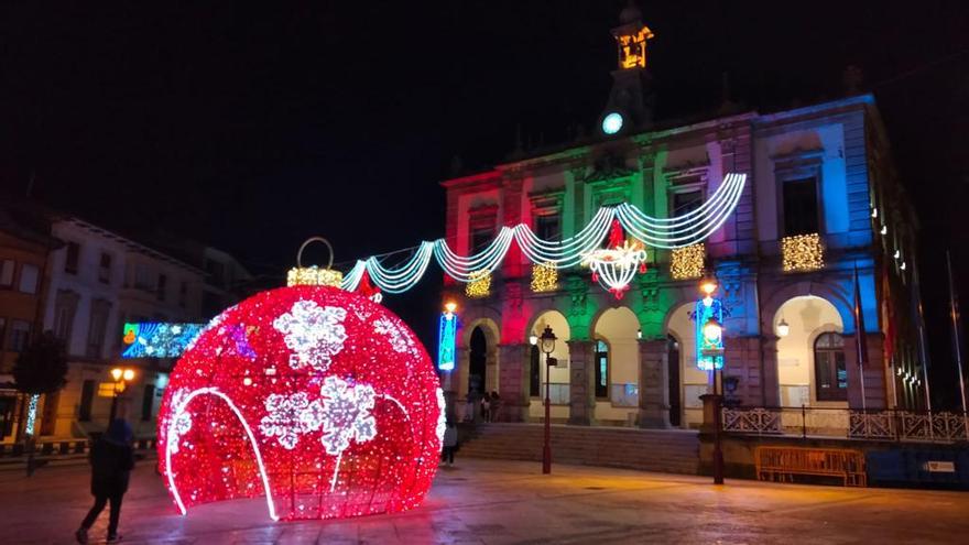 Villaviciosa enciende la Navidad: así es el alumbrado con "photocoll" de la capital del concejo