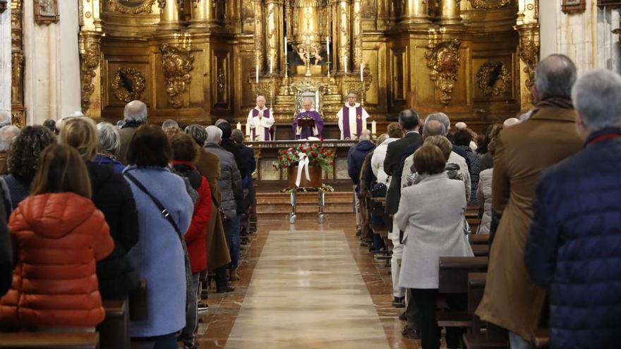 El padre José Luis Álvarez Valdés oficia la misa junto a los dominicos Juan José de León Lastra y Manuel Santos. |  Fernando Rodríguez