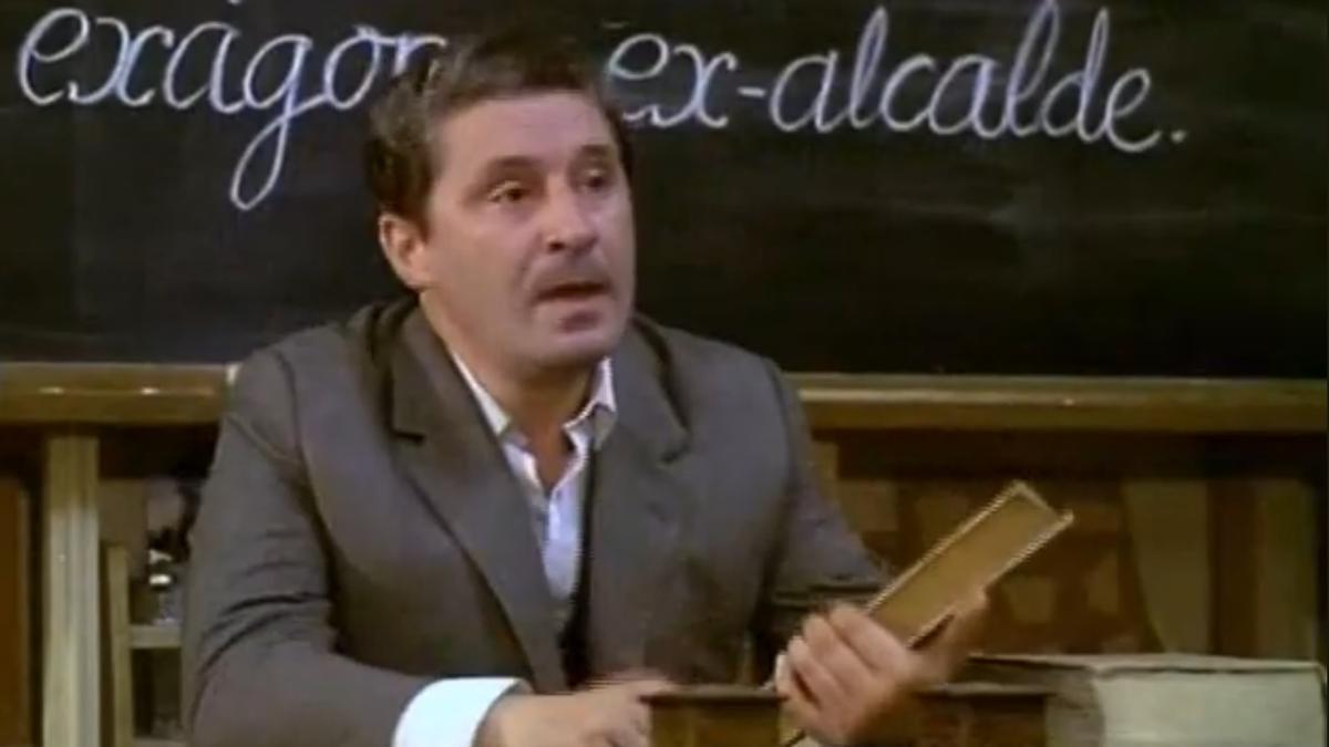 Don Roberto (Paco Hernández), maestro del pueblo en la película "Amanece que no es poco", de José Luis Cuerda