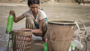 Bdai, de 22 años y madre de 2 niños pequeños, se ve obligada a recoger agua para beber de un río cercano a su casa. Las lluvias han regresado tras la prolongada sequía en Vietnam, pero el río es poco profundo y muy fangoso, y ello convierte el agua en un peligro para la salud.