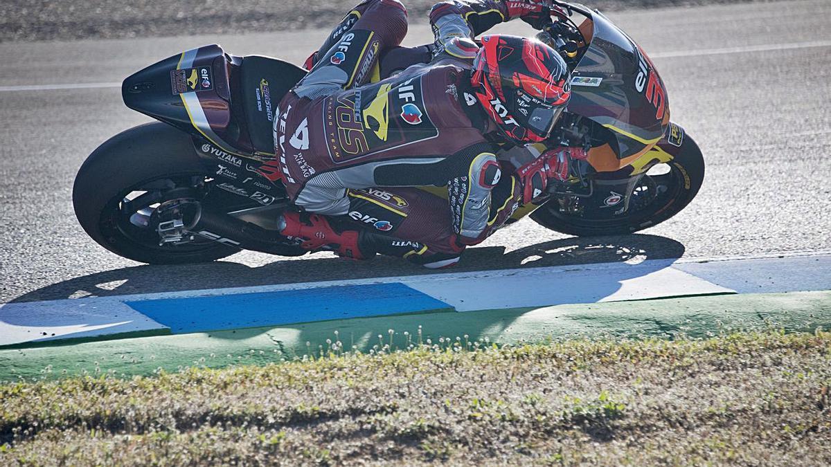 El piloto Augusto Fernández, ayer sobre el asfalto del circuito de Jerez.