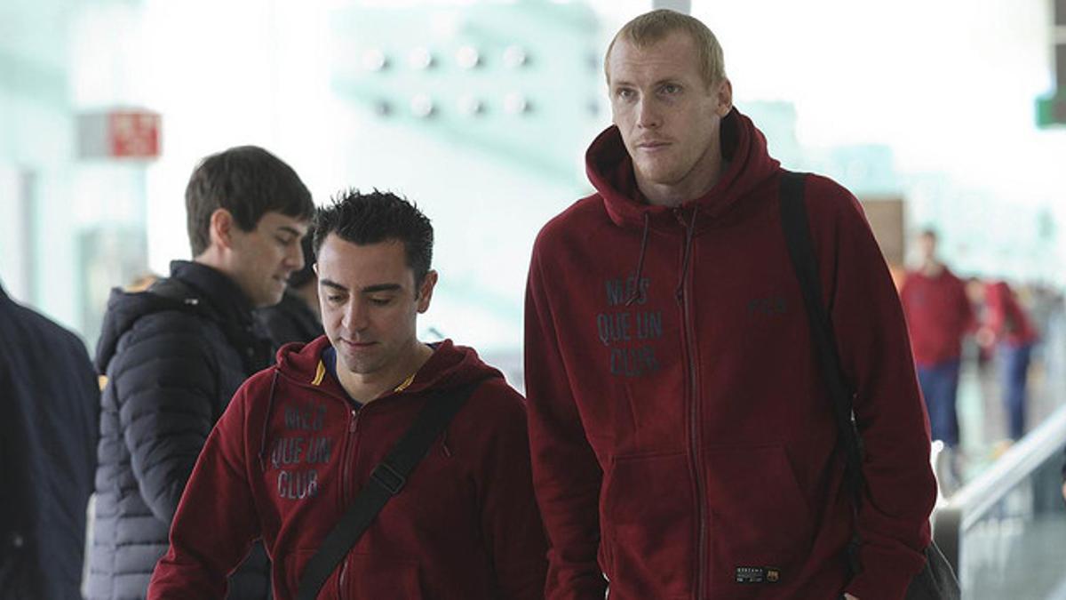 Xavi y Mathieu, en el aeropuerto de El Prat, antes de coger el vuelo para Madrid