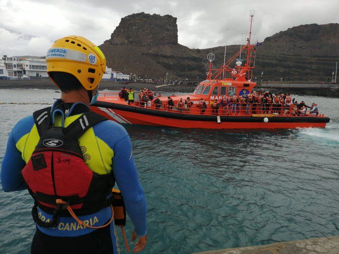 Los pasajeros del catamarán de Fred Olsen desembarcan en el muelle de Agaete