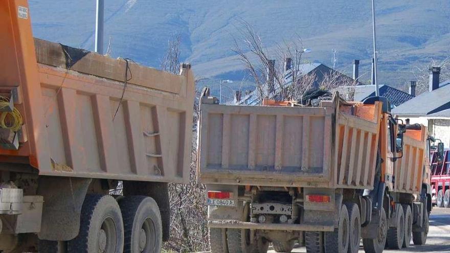 Un grupo de camiones a su pasos por la travesía de Lubián durante las obras del AVE.