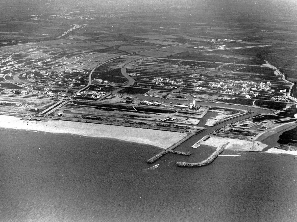 Vista aèria de la marina en plena fase constructiva als anys setanta