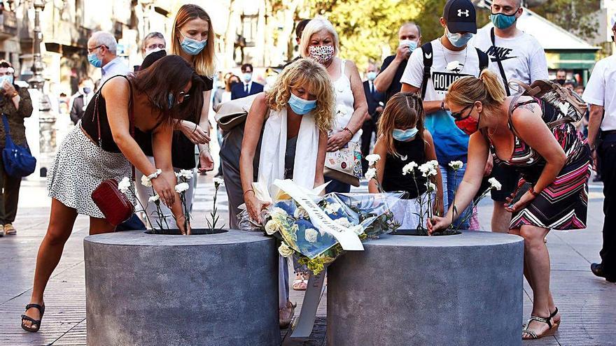 Barcelona homenatja amb silenci  i clavells blancs les víctimes del 17-A