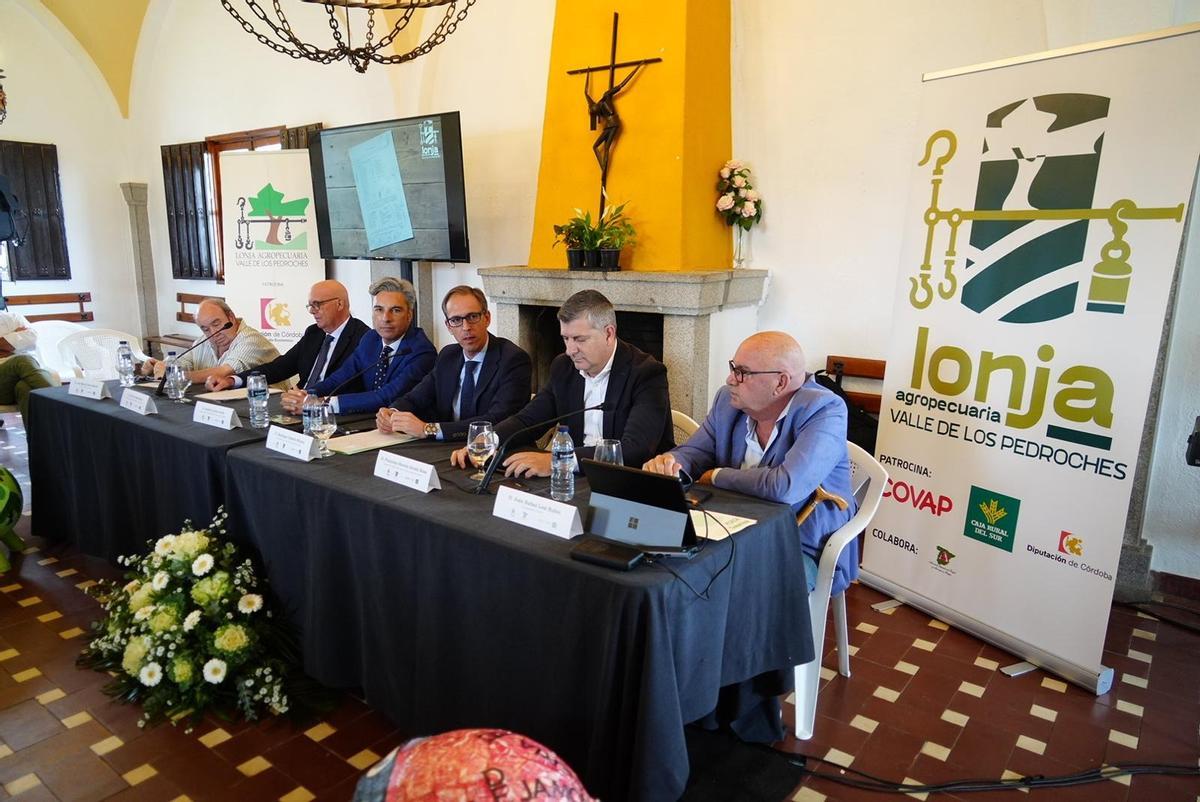 Mesa de autoridades en la celebración del 25 aniversario de la Lonja de Los Pedroches.