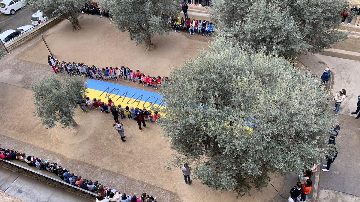 Vista de la plaza durante la lectura del manifiesto por la paz del Colegio San José de Calasanz de Barbastro.