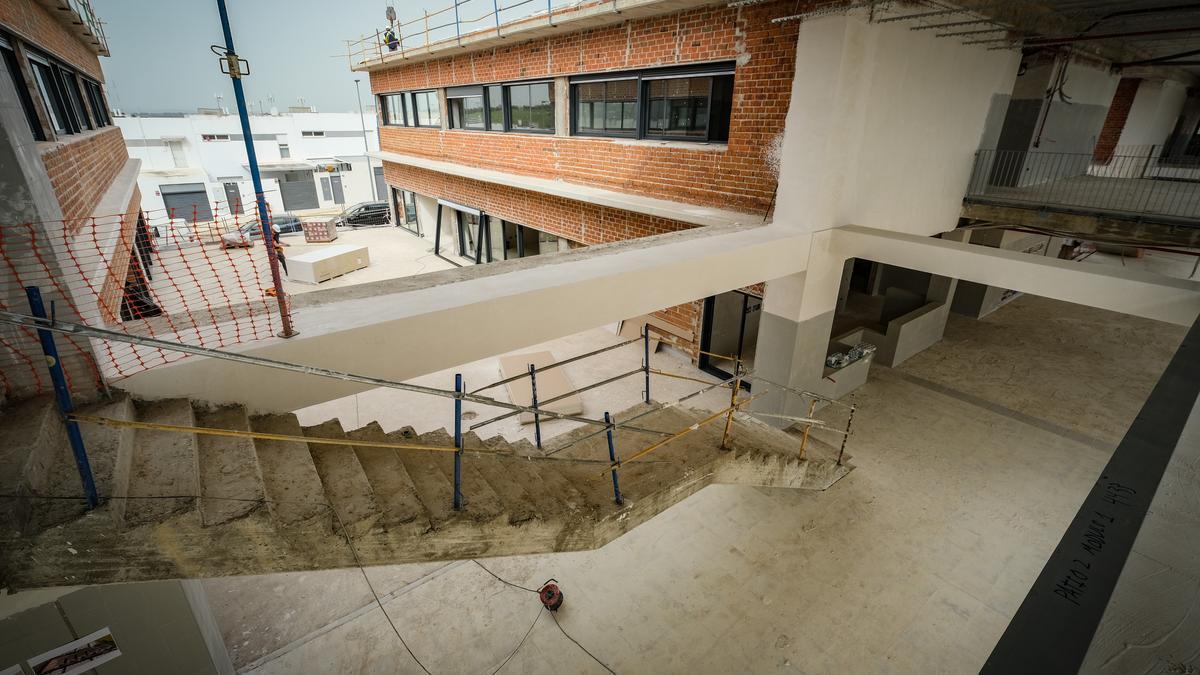 Interior del nuevo colegio, aún en construcción, en una imagen tomada el 30 de marzo.