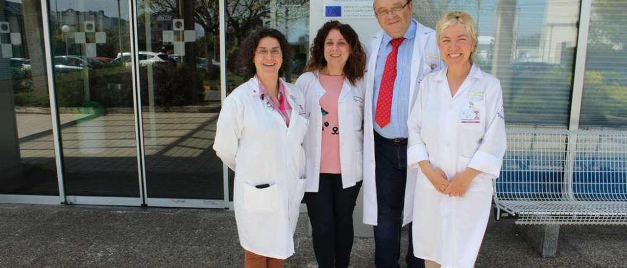 La directora de Atención Sanitaria y Salud Pública de Jarrio, Bárbara González; los integrantes del equipo de trabajo María Teresa Suárez y José Manuel Fernández Carreira y la gerente del área sanitaria, María Ángeles Miranda, posan a la puerta del centro coañés.