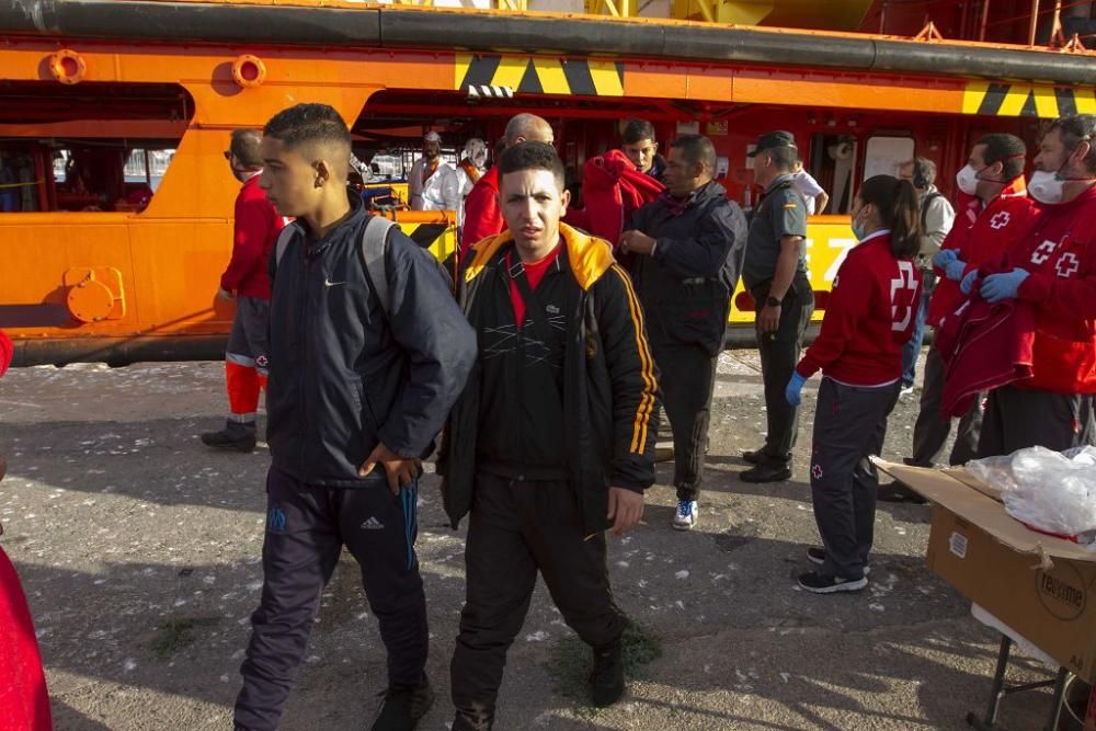 Llegada al puerto de Cartagena de los inmigrantes rescatados en el mar