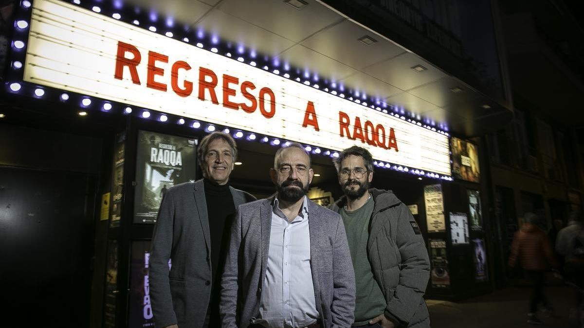 Marc Marginedas (centro), flanqueado por Albert Solé (izquierda) y Raúl Cuevas, en la presentación de Barcelona de 'Regreso a Raqqa'.