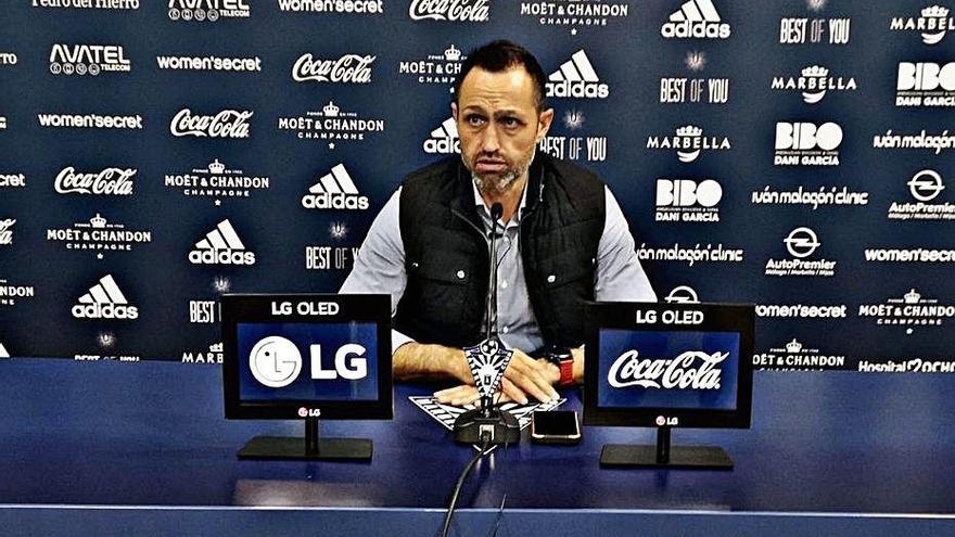 Aira, técnico del Marbella FC, en rueda de prensa.