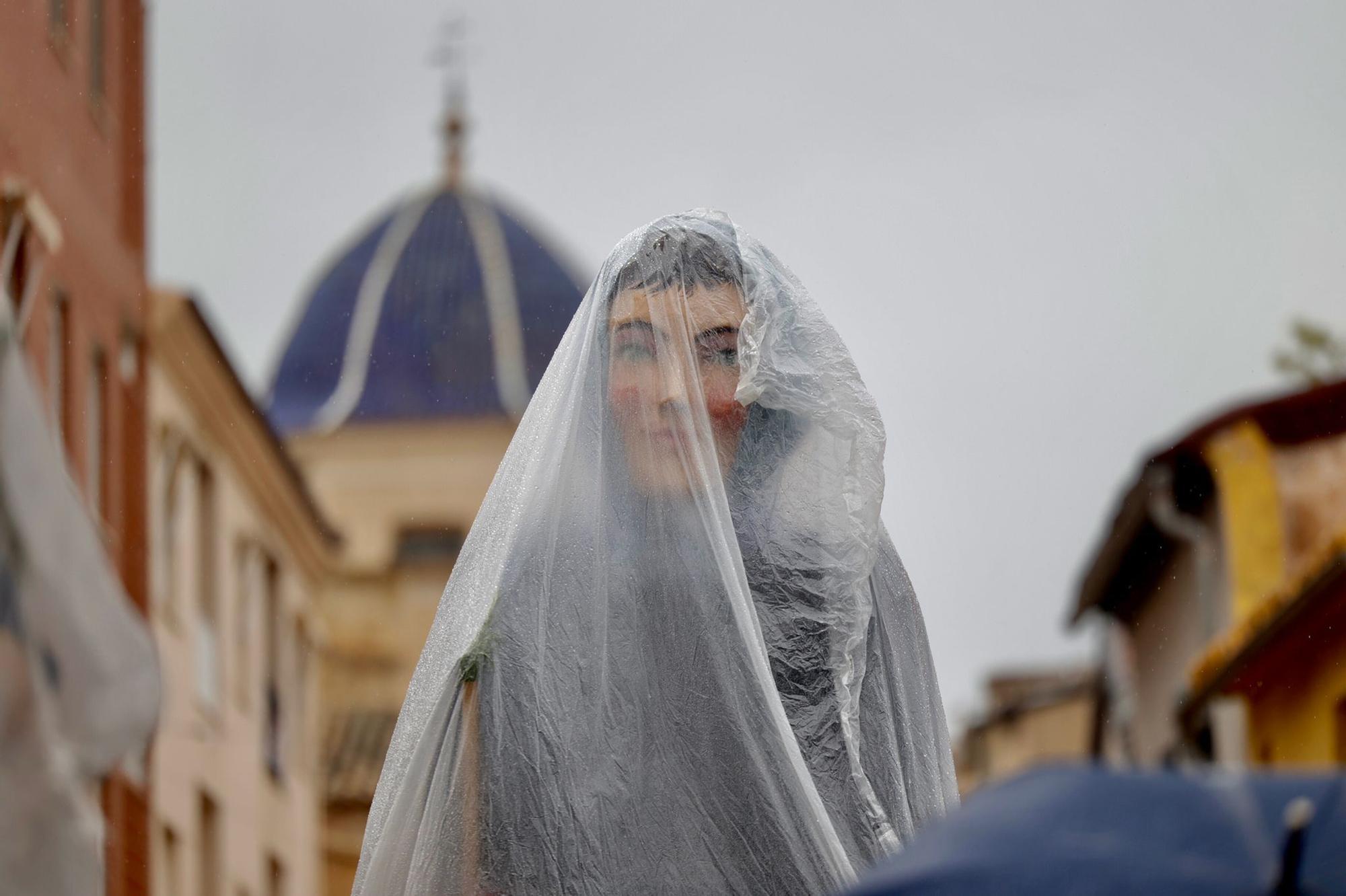 Miles de alicantinos acompañan a la Santa Faz en su peregrinación pese a la lluvia