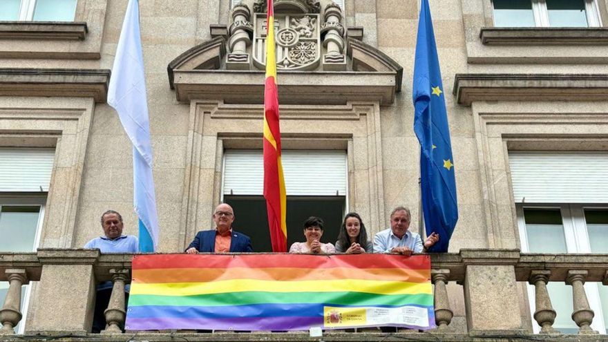La bandera LGTBI+, en el balcón de la Subdelegación. | FdV