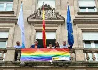 La bandera LGTBI+ luce en el balcón de la Subdelegación del Gobierno