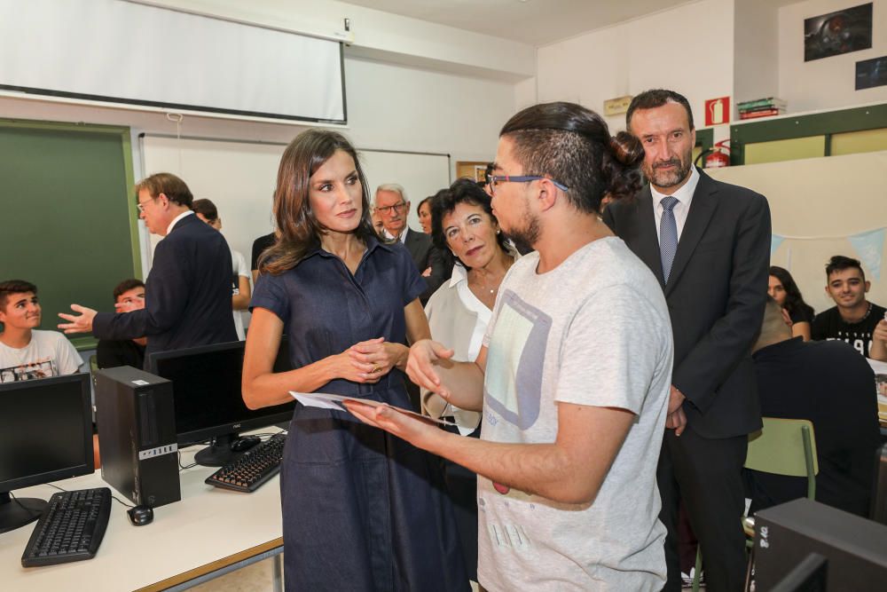 La Reina Letizia visita el IES Severo Ochoa de Elche.