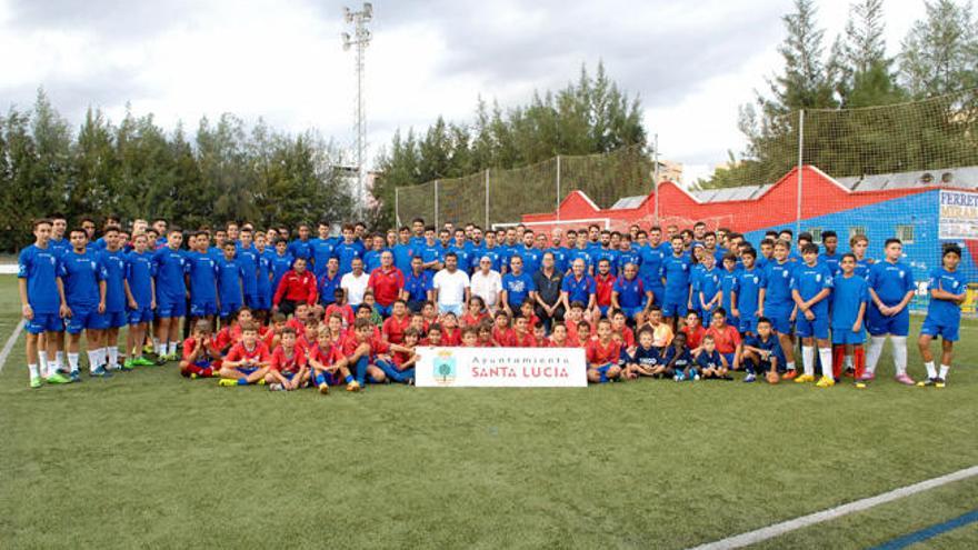 Foto de familia del San Pedro Mártir en el campo de El Doctoral, con jugadores de todos sus equipos, técnicos y directivos.