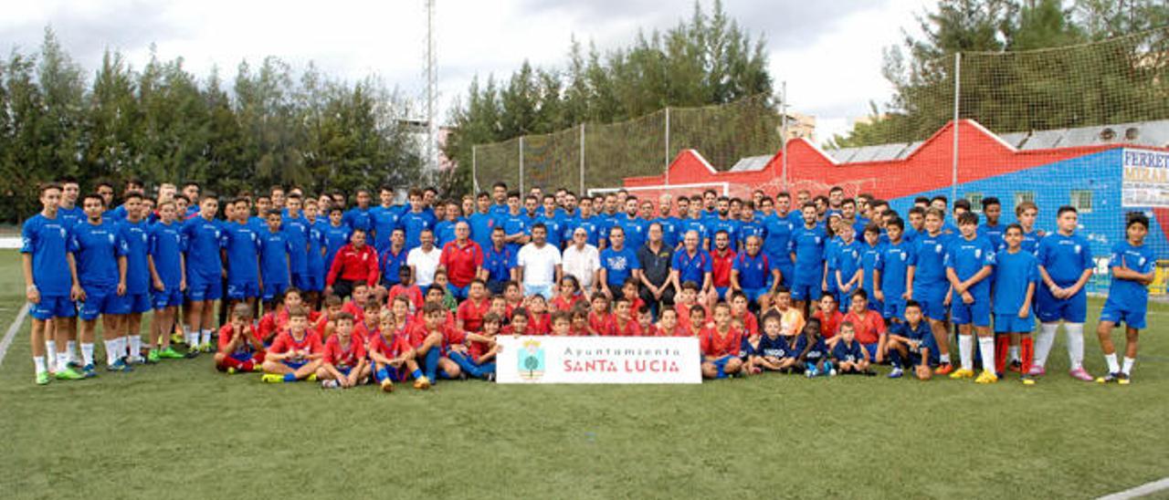 Foto de familia del San Pedro Mártir en el campo de El Doctoral, con jugadores de todos sus equipos, técnicos y directivos.