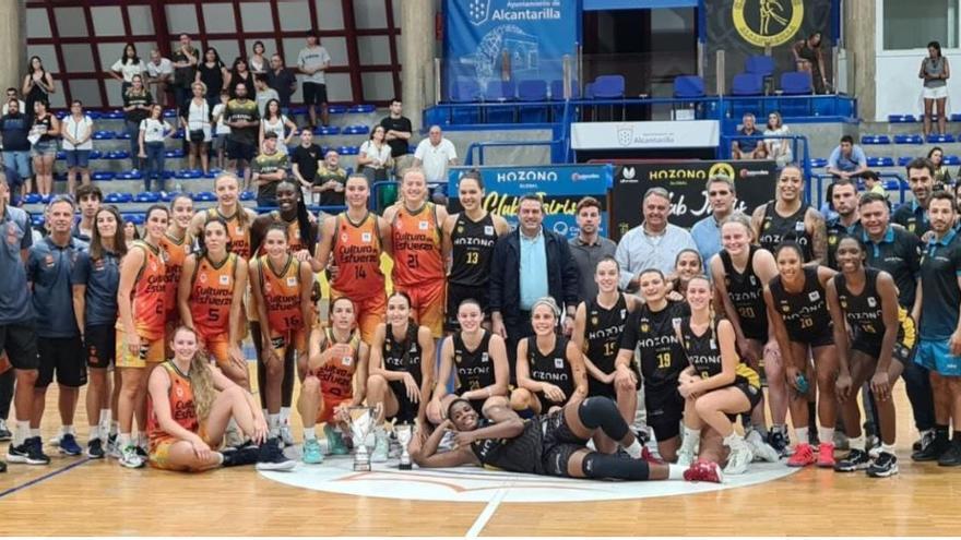 El Valencia Basket y el Jairis posan antes del partido