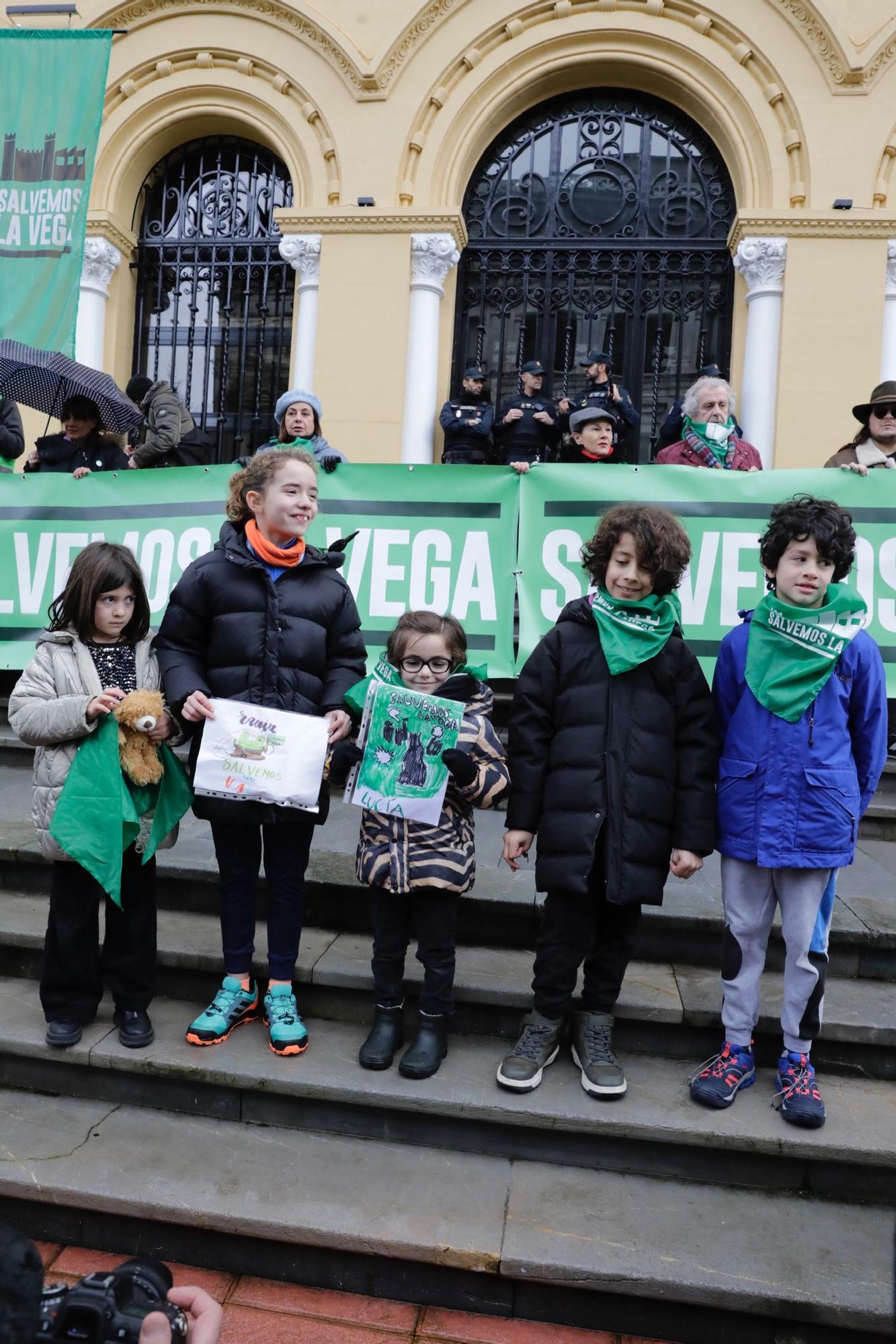 "La Vega no se vende, La Vega se defiende": así fue la concentración de Salvemos La Vega en Oviedo