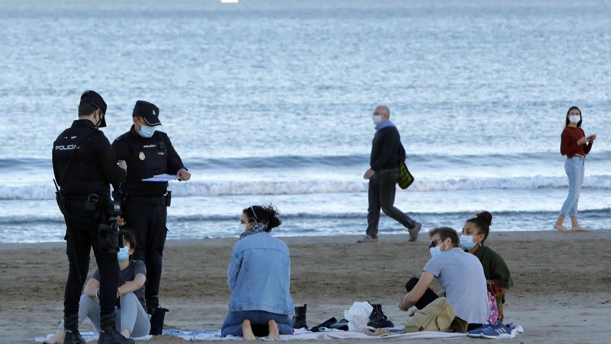 Buscan a un joven desaparecido en el agua de la playa de la Malva-rosa