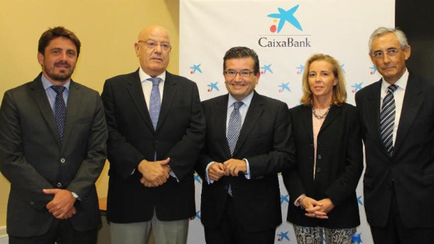 De izquierda a derecha, Jorge Marichal González, presidente de Ashotel; Antonio Vicente Hormiga, presidente de Asofuer; Juan Ramón Fuertes, director Territorial de CaixaBank; Susana Pérez Represa, presidenta de Asolan y Fernando Fraile González, presidente de la Feht.