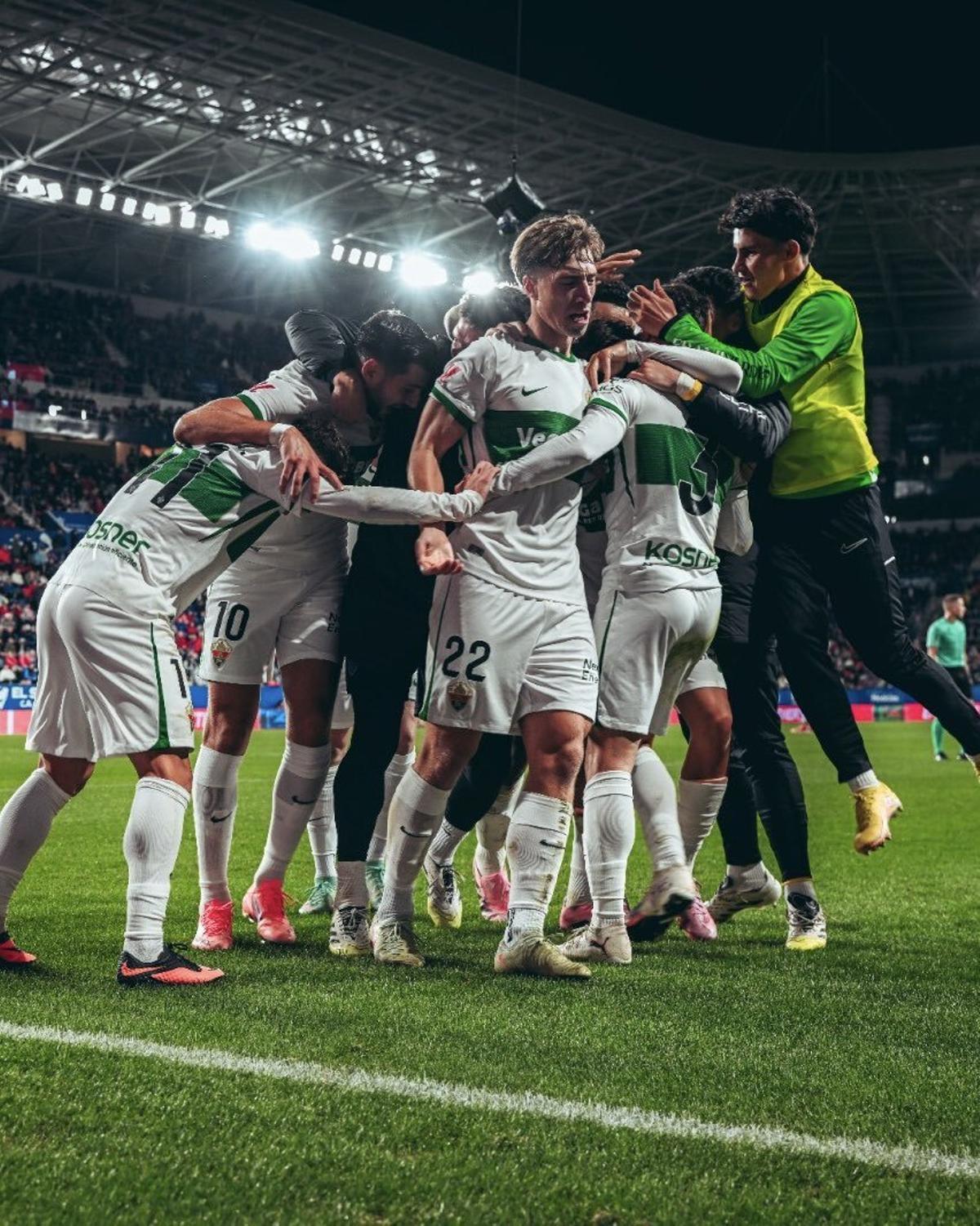 Los jugadores celebran el empate ante Osasuna.