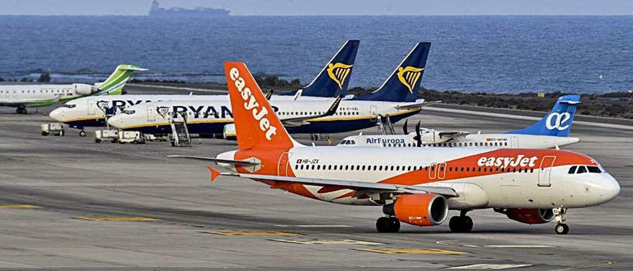 Varios de los aviones que utilizaron ayer las instalaciones del aeropuerto de Gran Canaria.