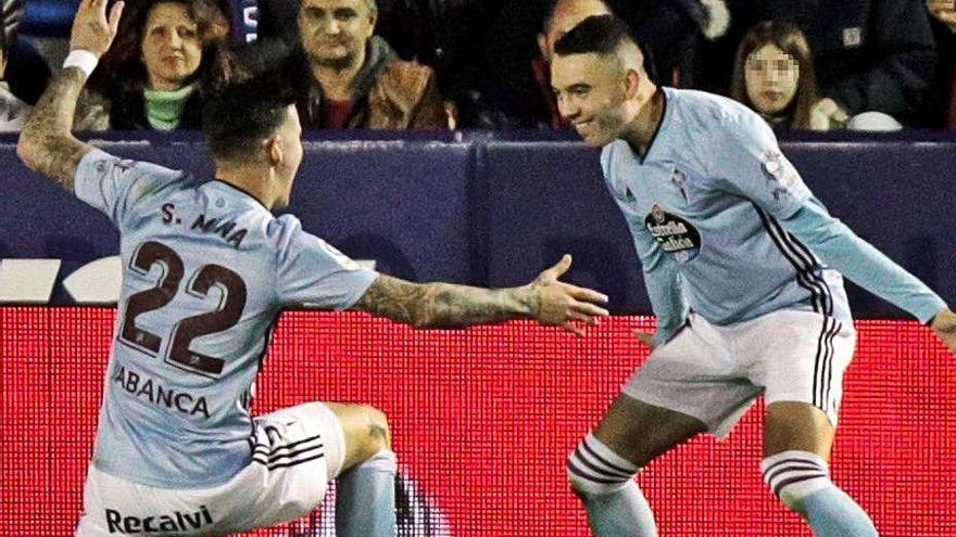 Mina y Aspas celebran el último gol del moañés al Levante.