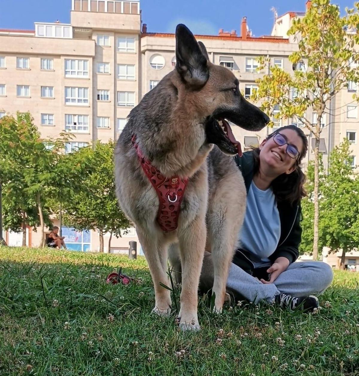 Sonia Freire con
Sam, en la plaza
de A Miñoca.