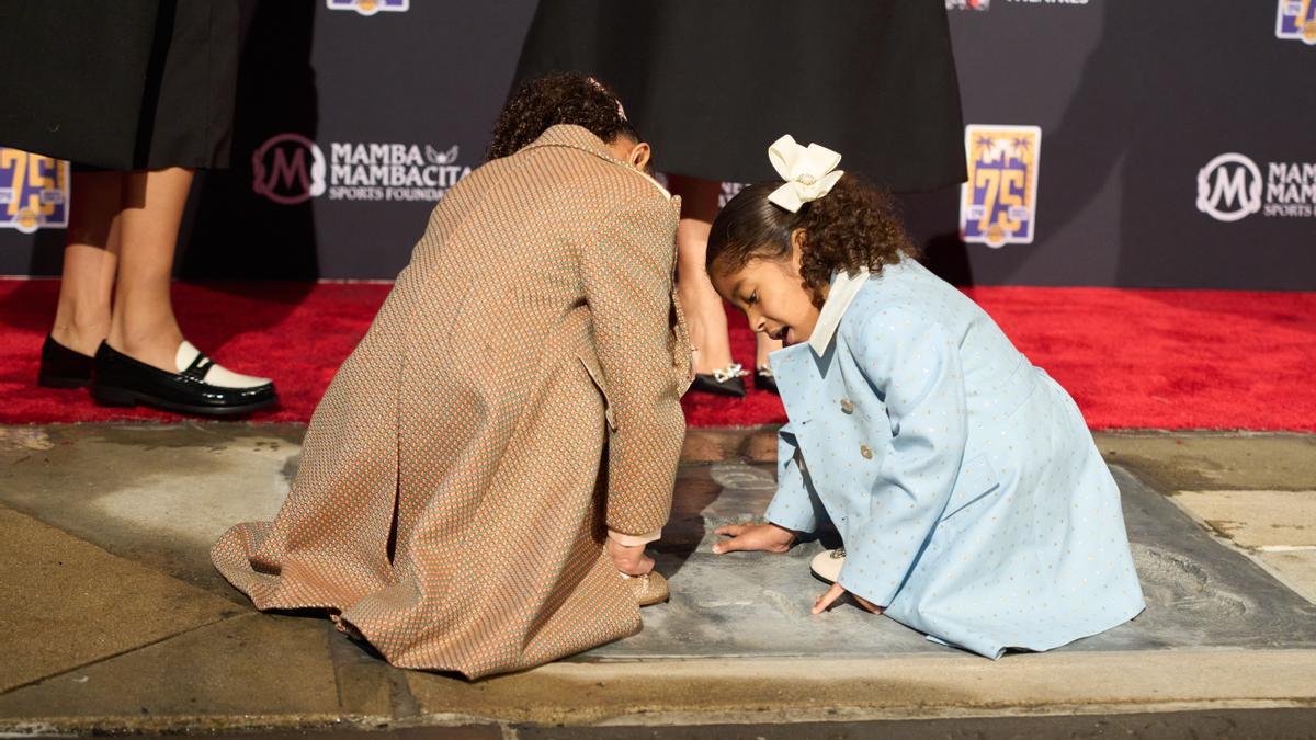 La familia de Kobe Bryant desvela las huellas del baloncestista en el Teatro Chino de Hollywood