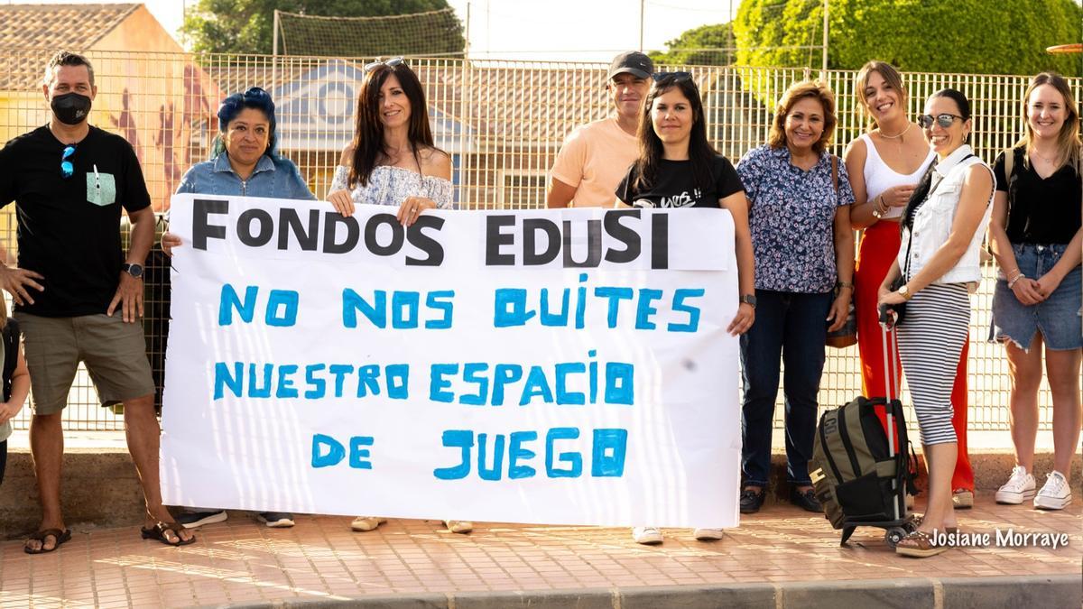 Protesta contra un centro multiusos en un colegio de La Manga