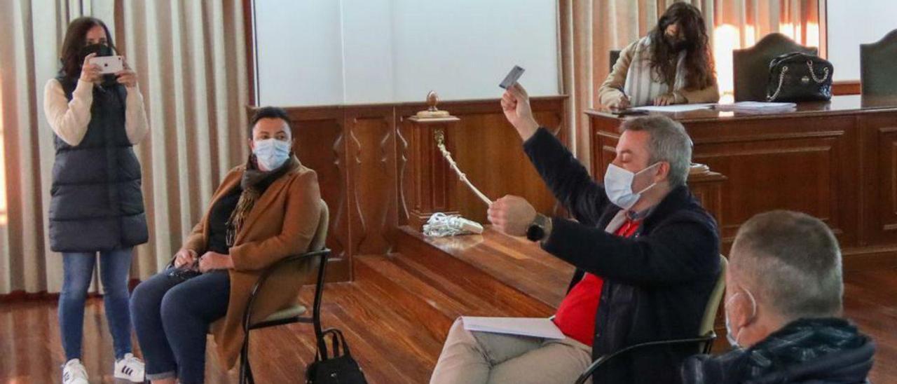 El alcalde enseña su tarjeta sanitaria durante el pleno. | // ANXO GUTIÉRREZ