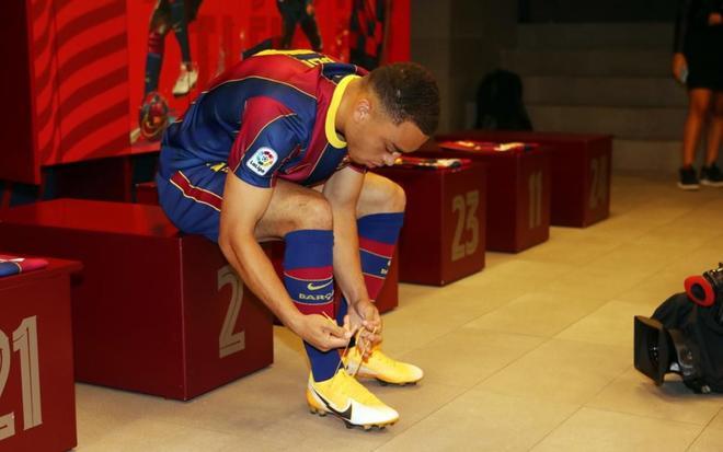 Las imágenes de la presentación oficial de Sergiño Dest en el Camp Nou.