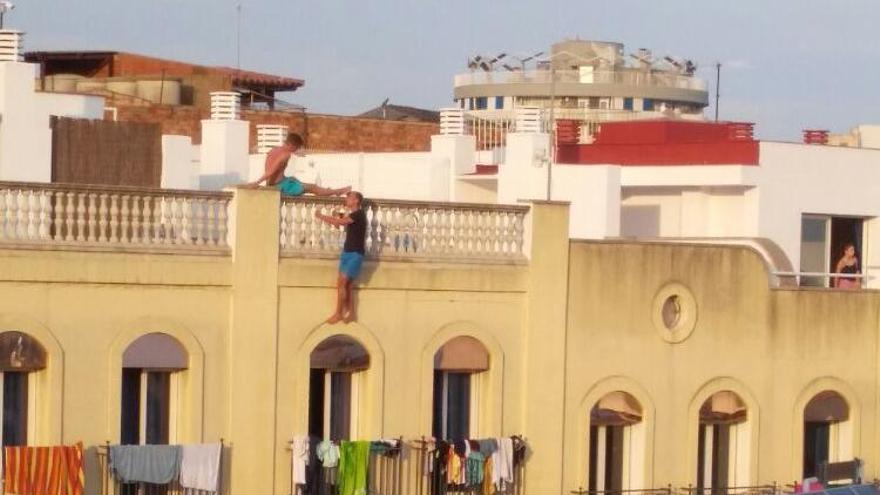 Un jove baixant de la terrassa del bloc per anar a un balcó fa pocs dies · Diari de Girona