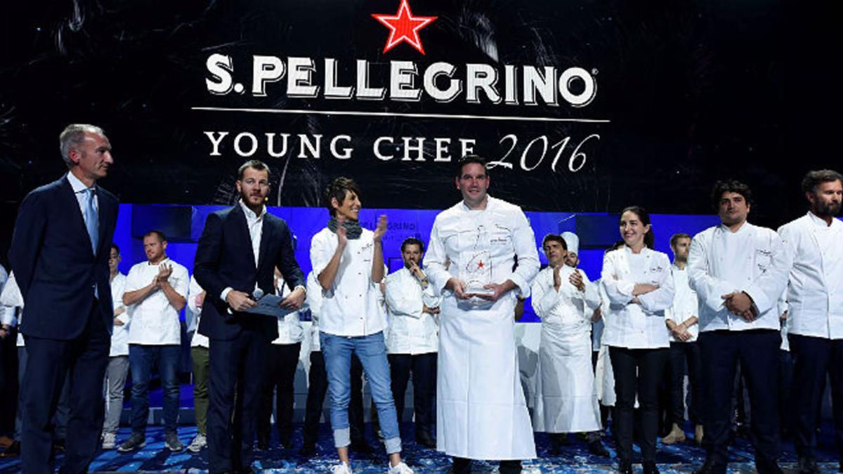 Mitch Lienhard en el escenario tras ser coronado S.Pellegrino Young Chef 2016.